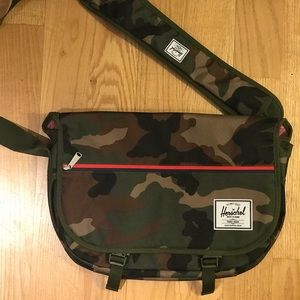 Hershel camo messenger bag